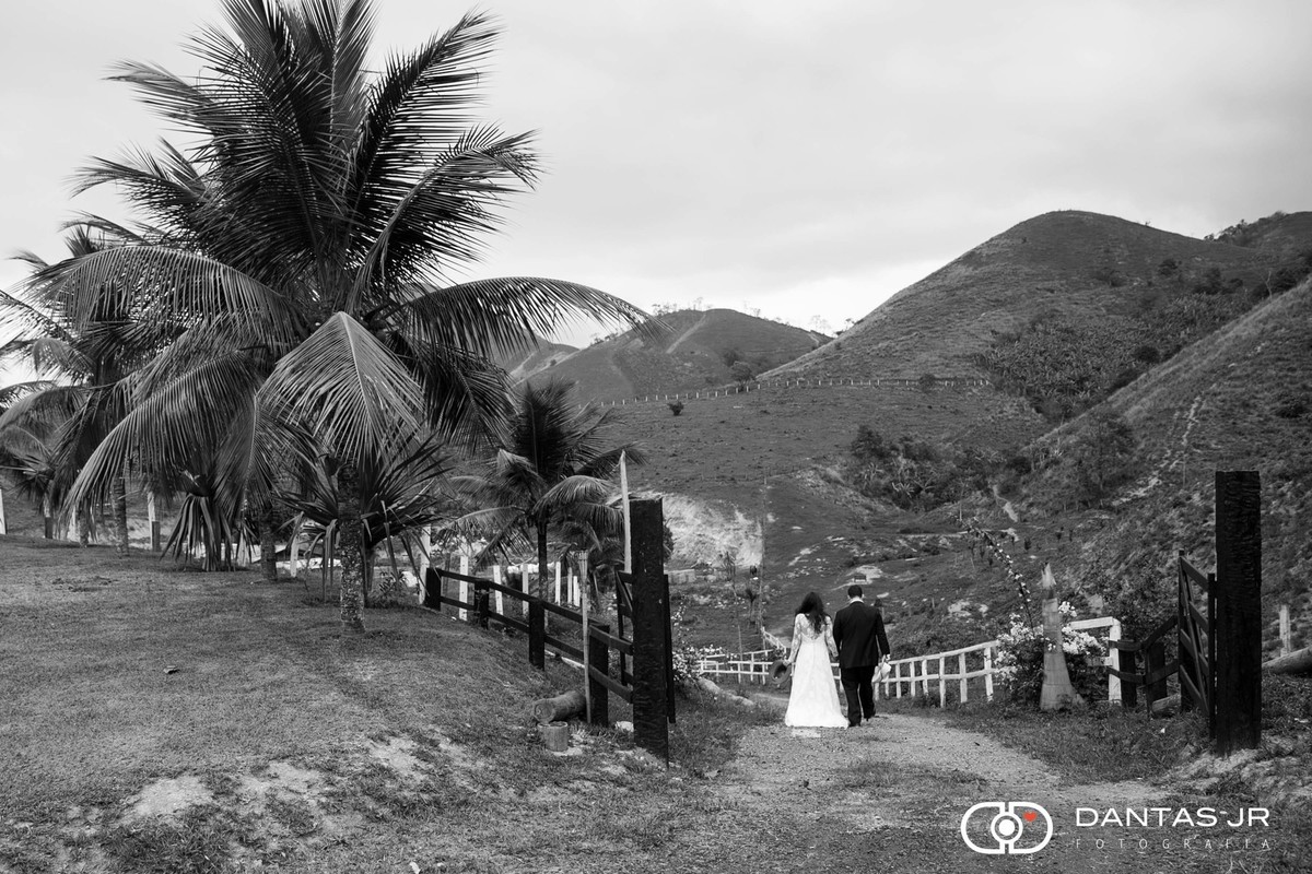 Trash the dress em fazenda com casal caminhando