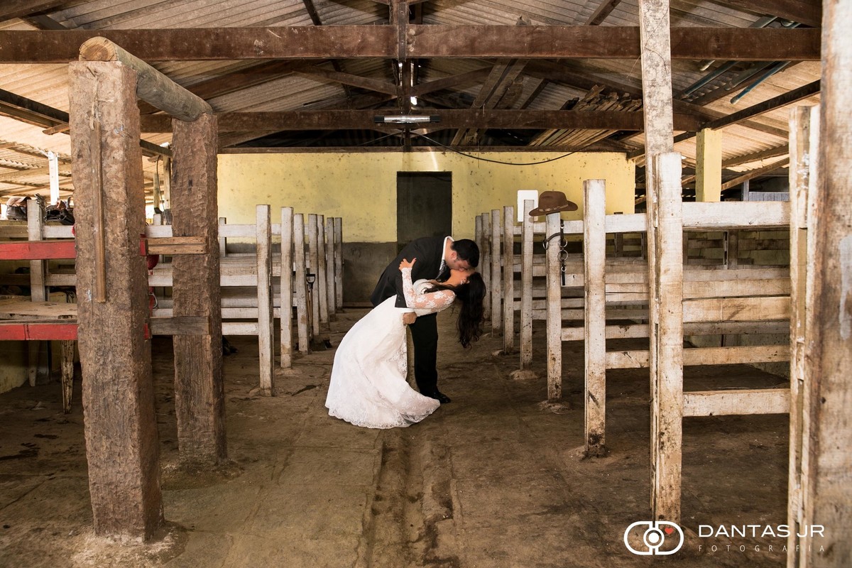 casal se beijando em estabulo em trash the dress