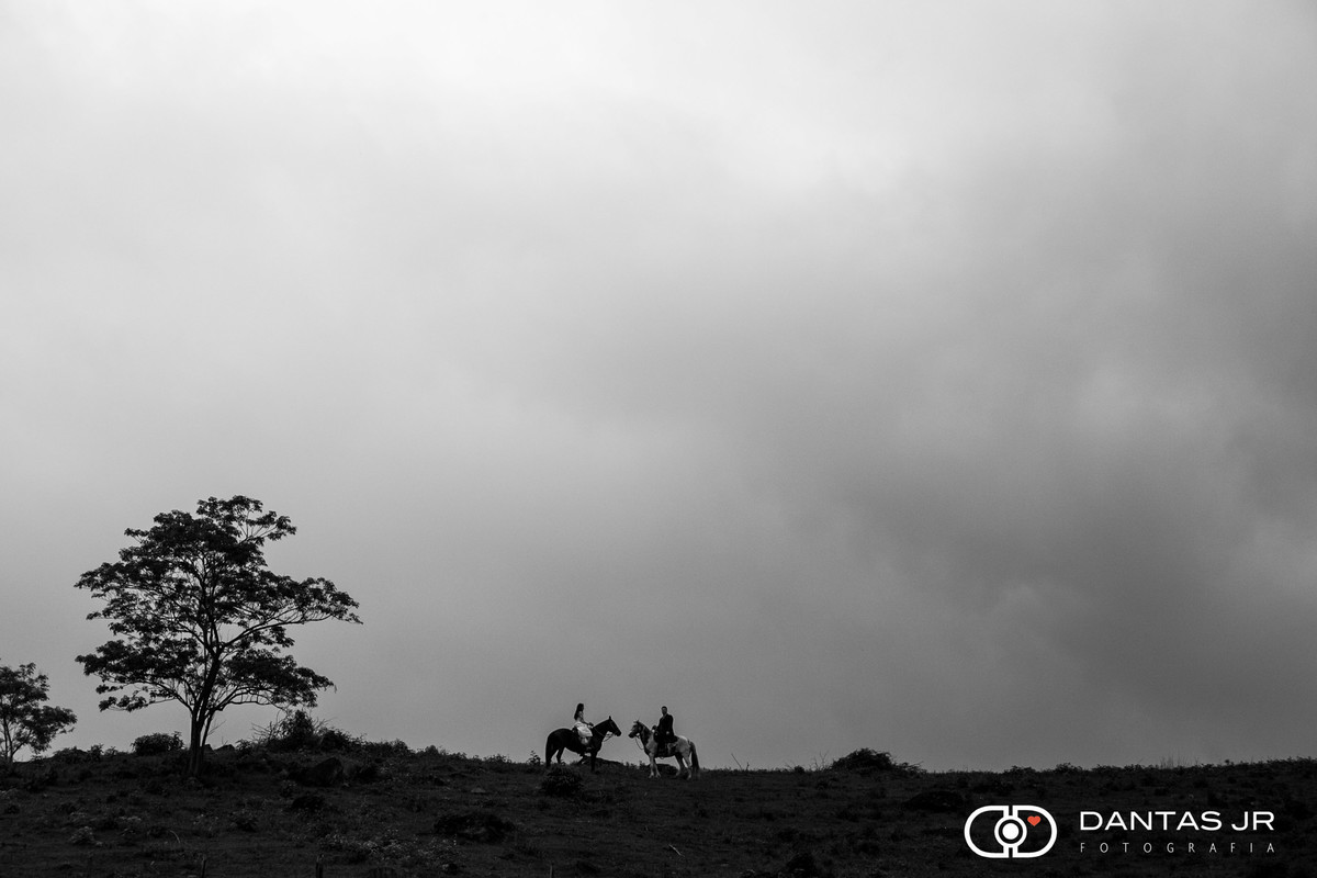 casal no alto da montanha a cavalo em trash the dress