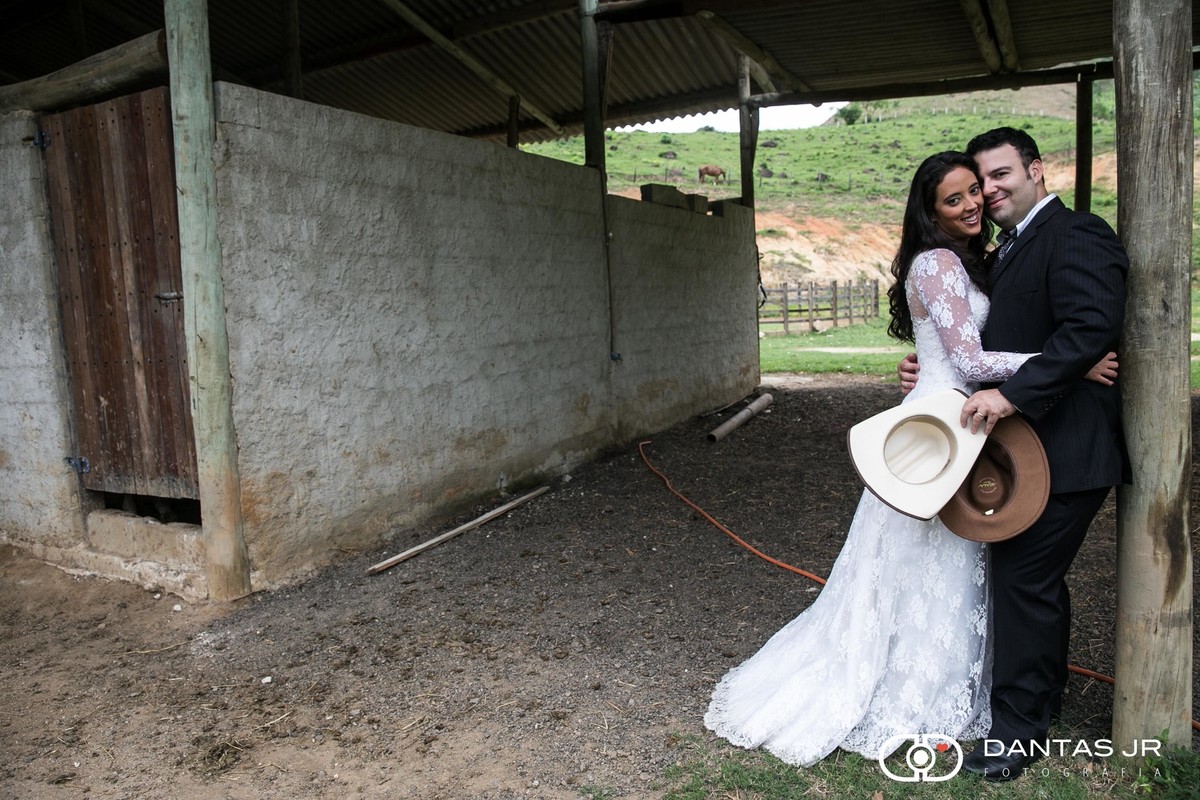 noivos se beijando em fazendo no trash the dress