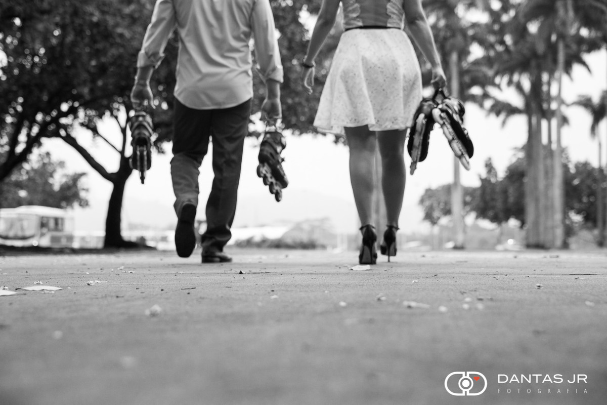 casal em trash the dress andando de patins