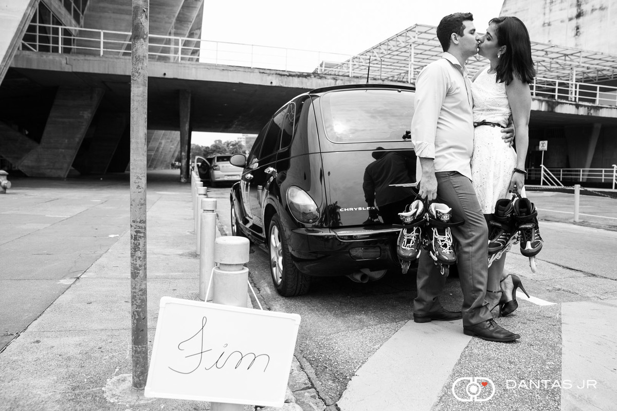 casal em trash the dress com placa de fim e patins em frente a pt cruise preto no mam fotografado pela Dantas Jr. fotografia