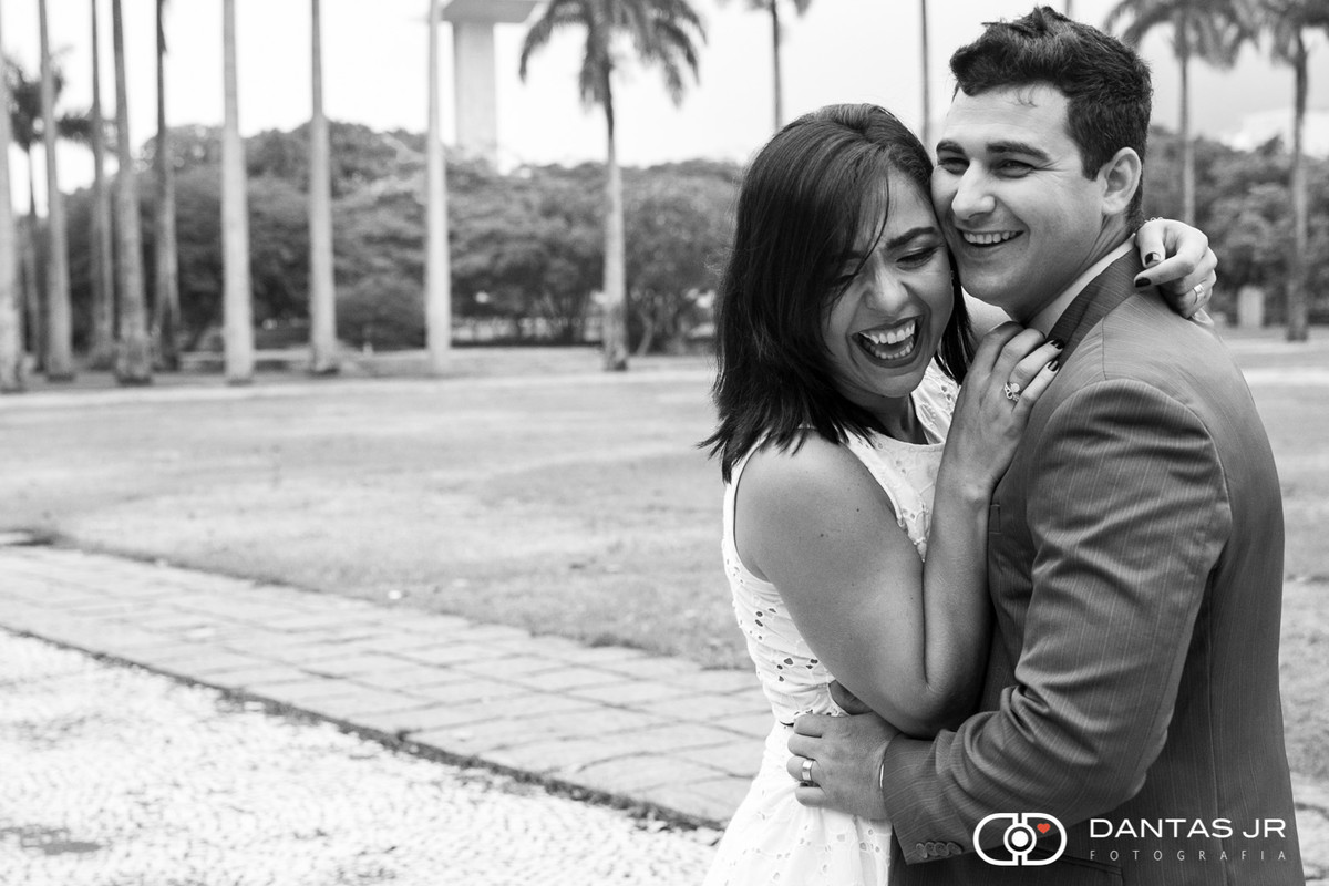 casal rindo em trash the dress