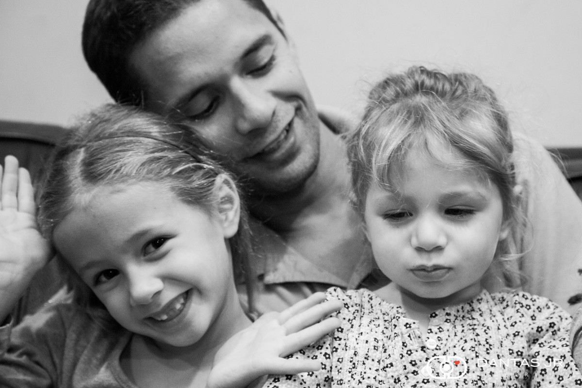 Pai e filhas num ensaio família em casa