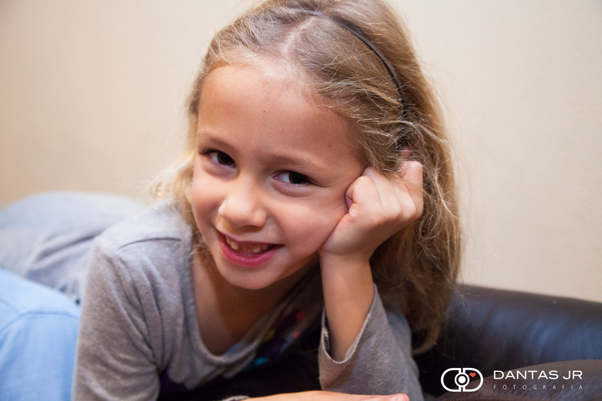 Menina fazendo charme