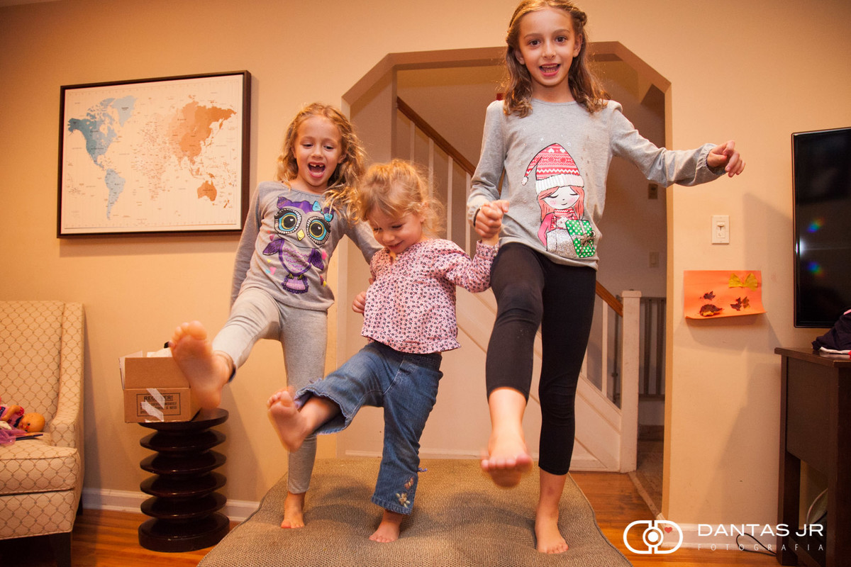 crianças fazendo festa em ensaio família em casa