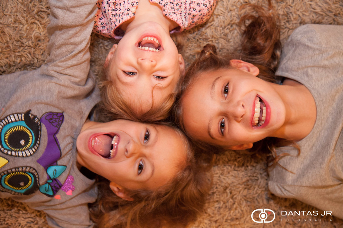 crianças brincando no chão