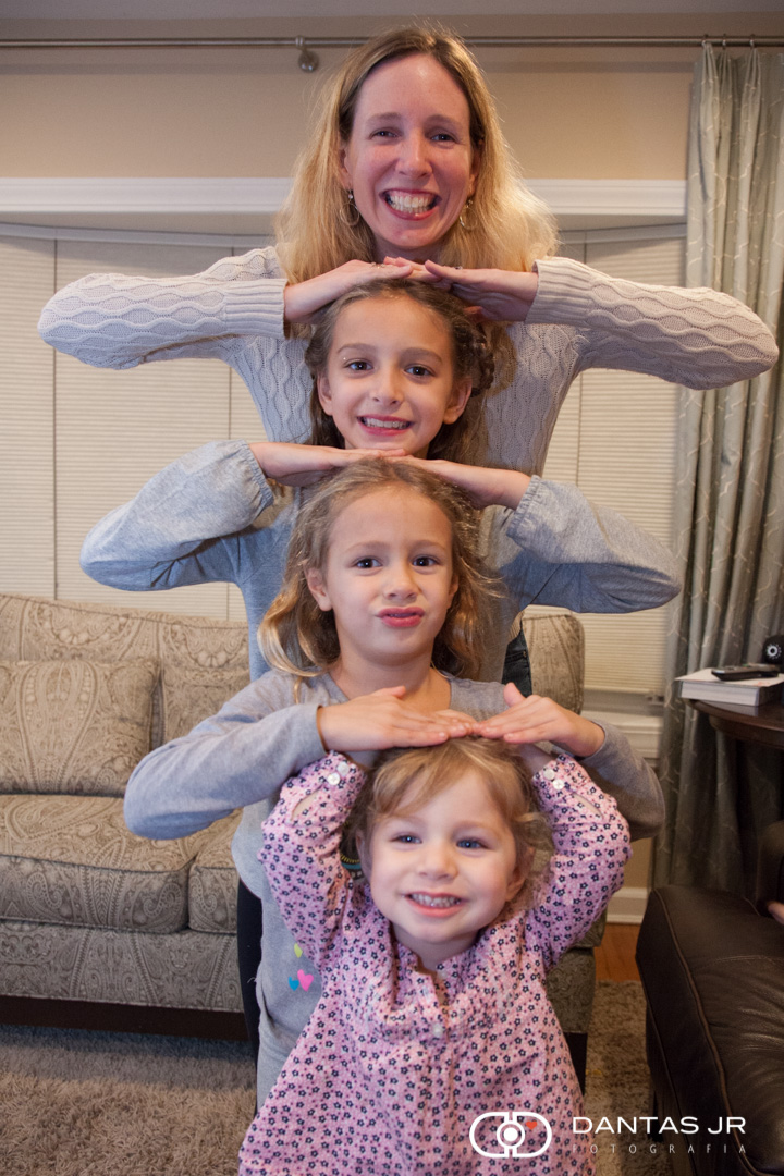 mãe e filhas fazendo escadinha