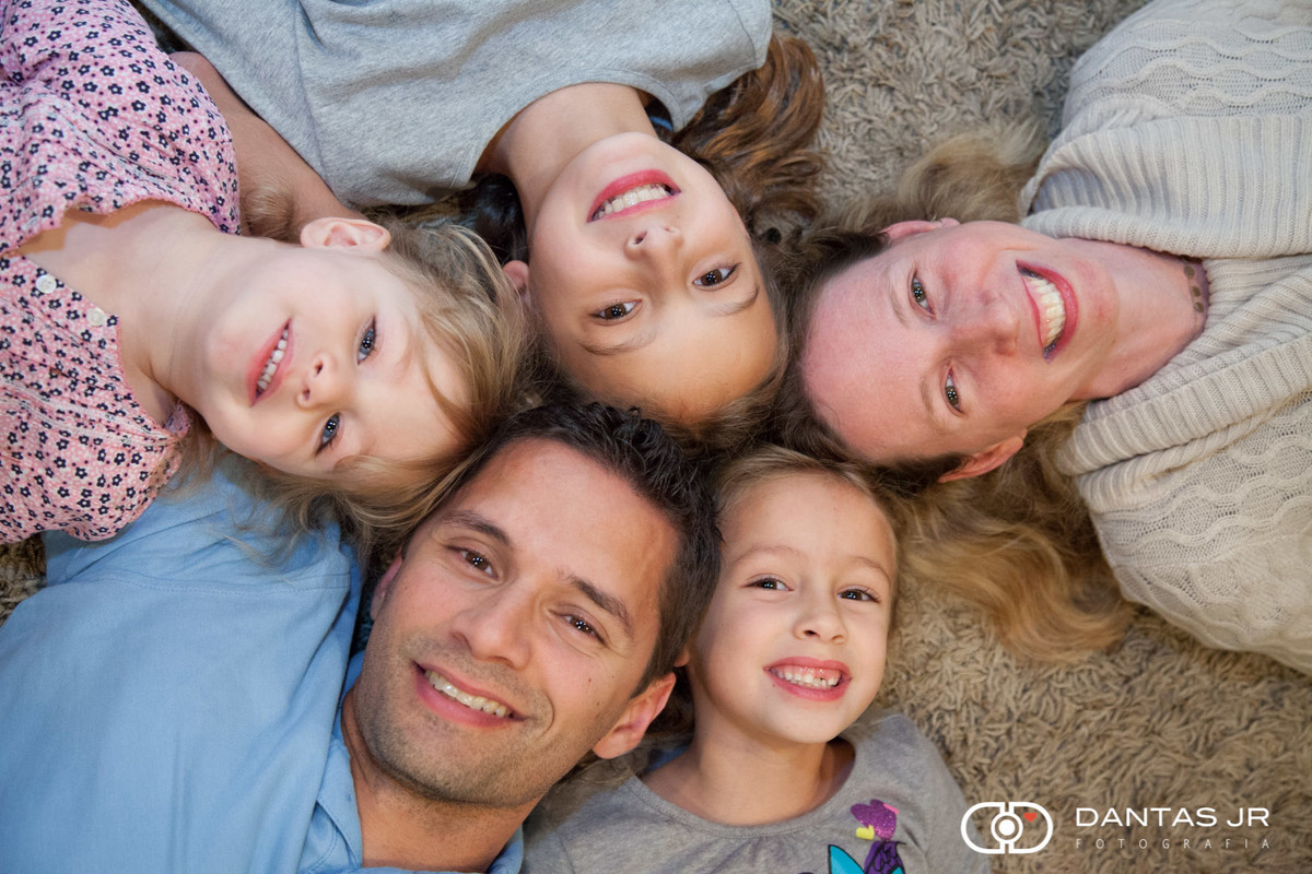 pai deitado no chão com filhas