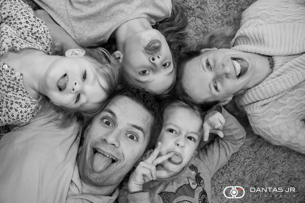 pai fazendo careta com filhas