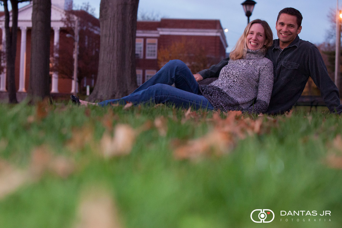 Casal namorando em parque em Nova Iorque nos Estados Unidos clicados pelo fotógrafo Dantas Jr,