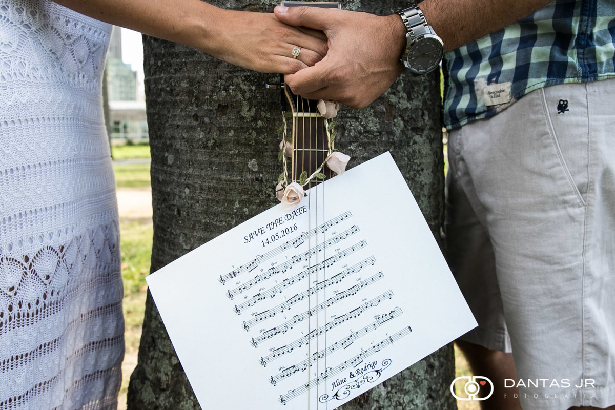 Save the date de casal com mãos partitura de musica e violão