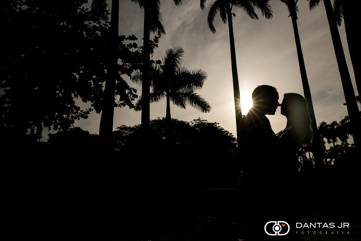 silhueta de casal namorando ao por do sol no MAM