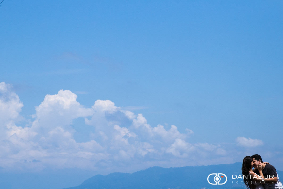 casal em foto minimalista com ceu azul em praia de ilha grande no rio de janeiro
