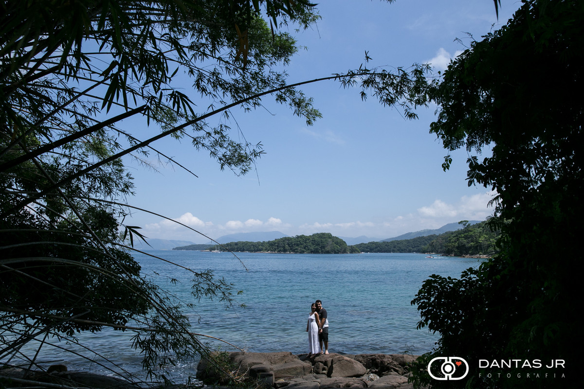 casal emoldurado por plantas em praia de ilha grande em ensaio pre wedding no rio de janeiro por Dantas Jr