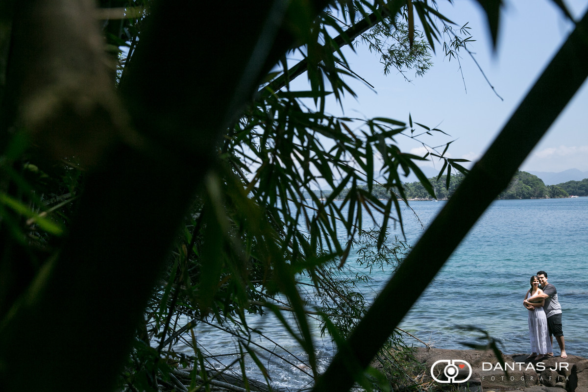 Casal em pedras na praia dos namorados em ilha grande no rio de janeiro em ensaio pre wedding fotografado por dantas jr