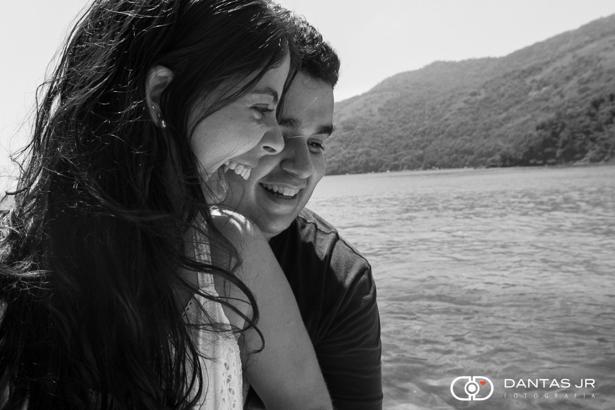 casal abraçado olhando para o chão e rindo muito em ensaio pre wedding em ilha grande no rio de janeiro