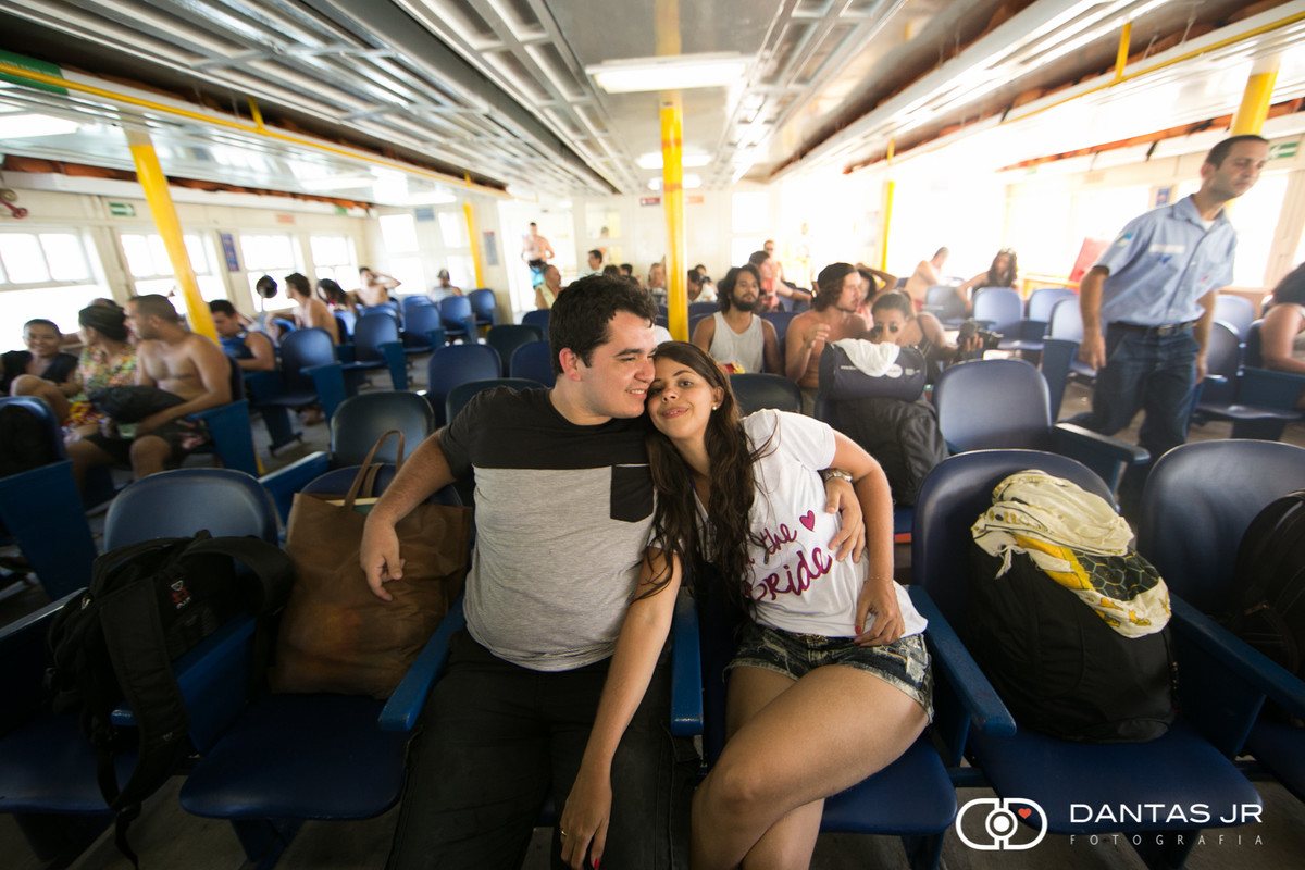 casal namorando na balsa de ilha grande