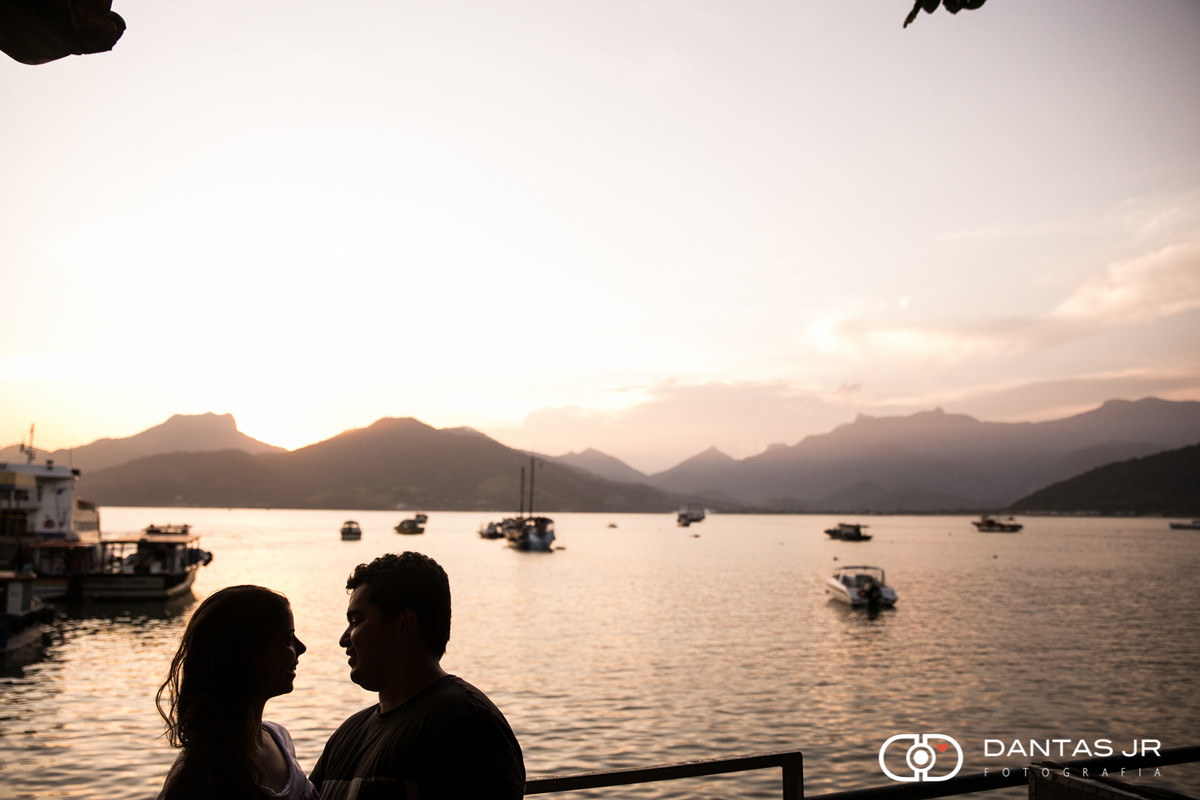 casal em silhueta vendo o por do sol em ilha grande no rio de janeiro