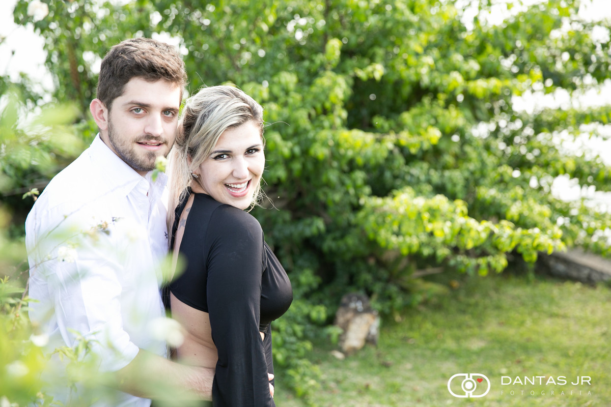 casal em campo verde namorando ensaio pre wedding