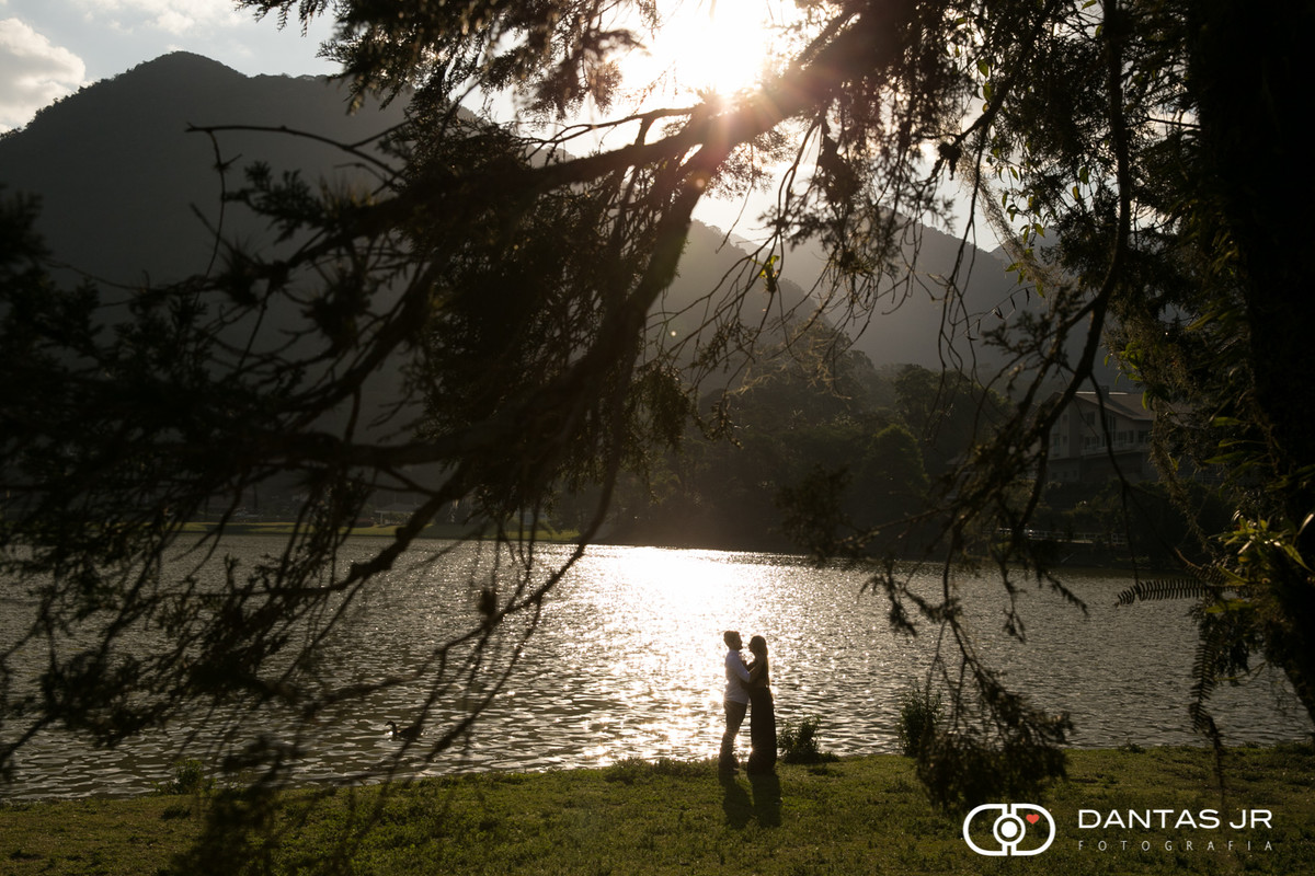 pre wedding com silhueta de casal no fim de tarde na granja comary em teresopolis