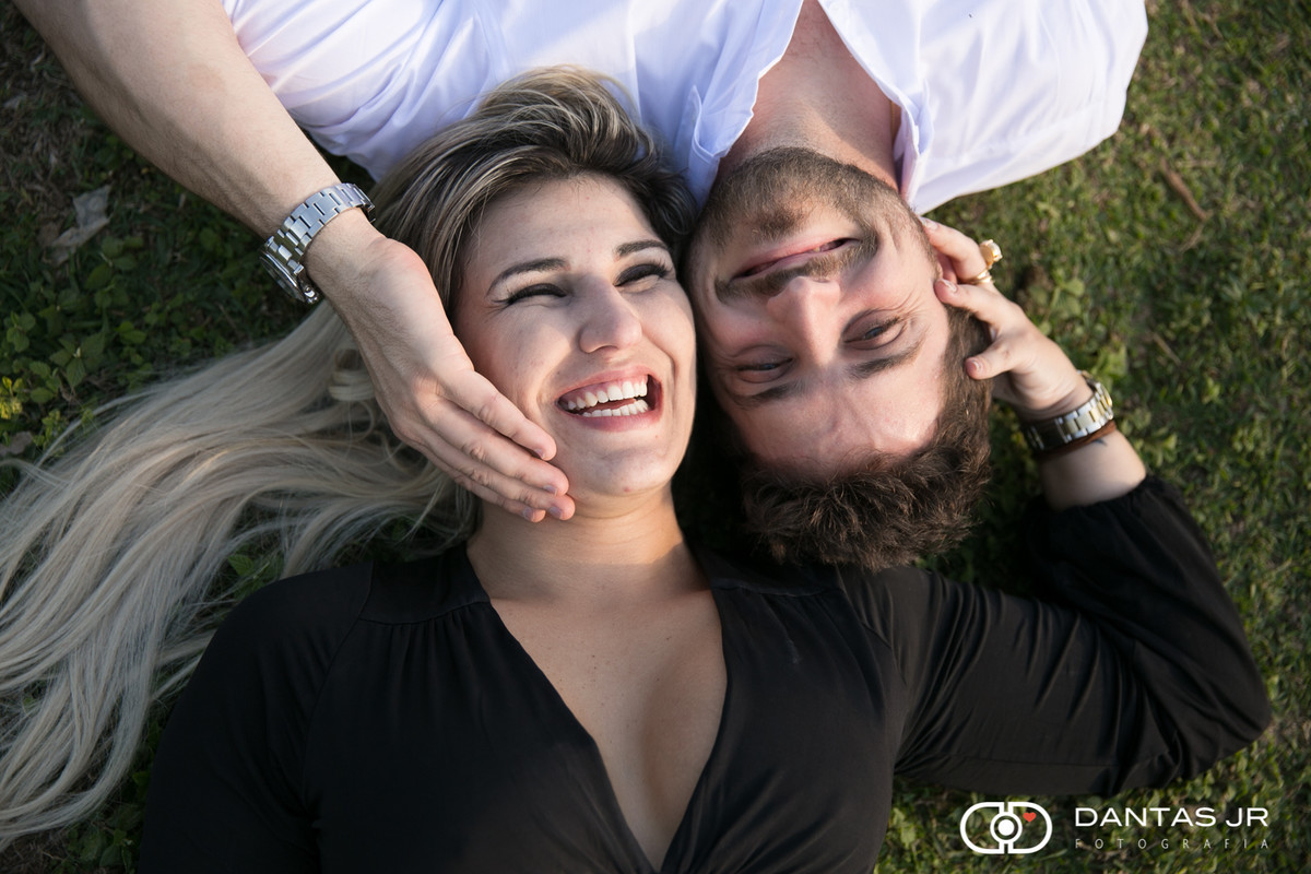 casal deitado namorando no campo