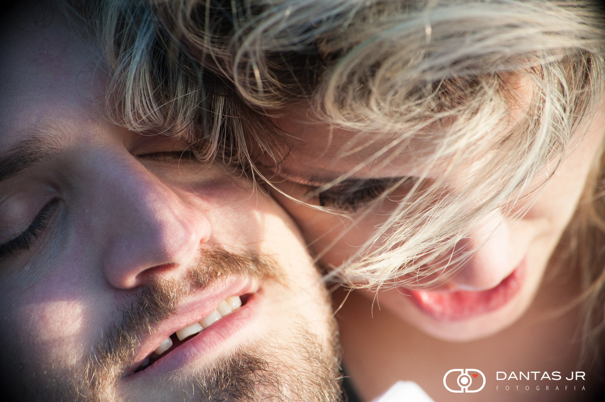 close de rosto de casal namorando em ensaio pre wedding