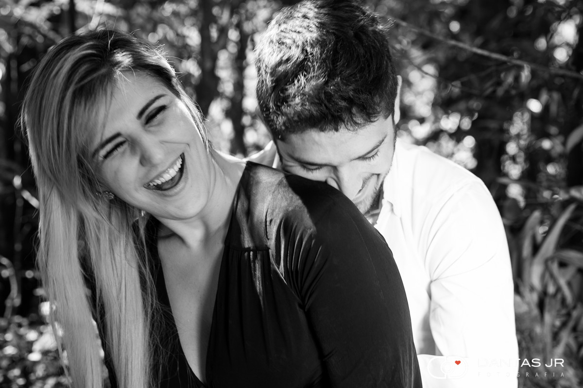 Casal de namorados rindo durante pre wedding na serra dos orgãos