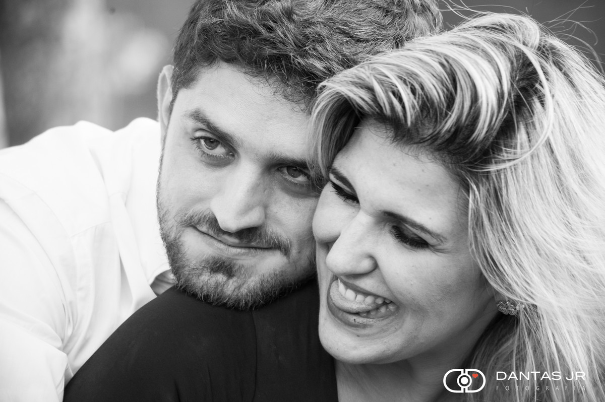 casal se abraçando em pre wedding