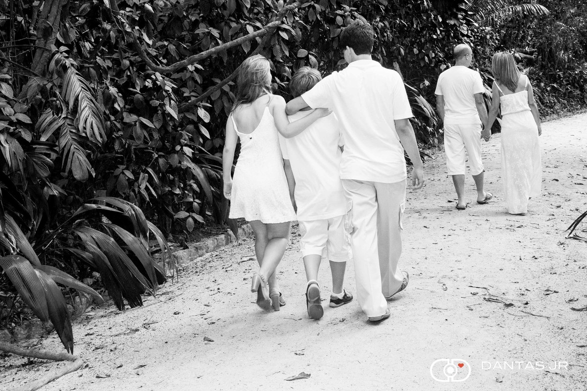 ensaio familia com todos caminhando pelo jardim botanico