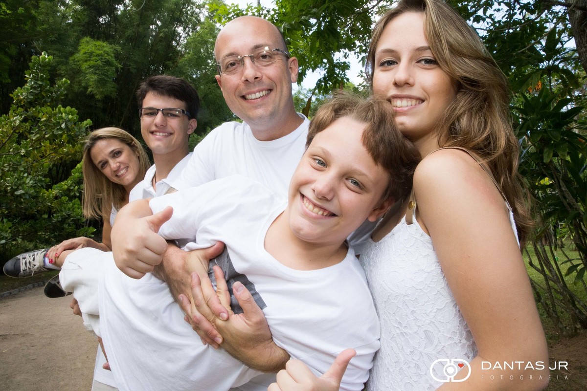 ensaio familia com todos carregando filho menor