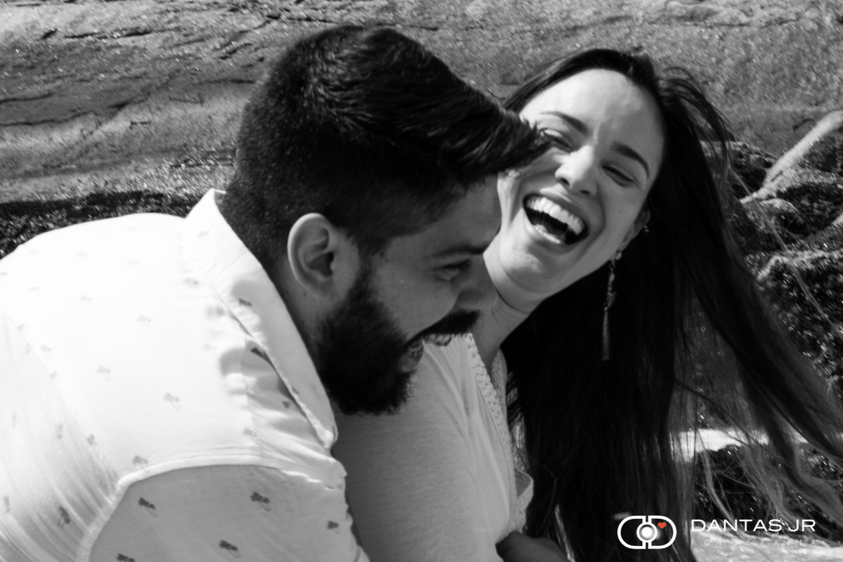 namorado agarrando namorada em corrida na praia ensaio pre wedding