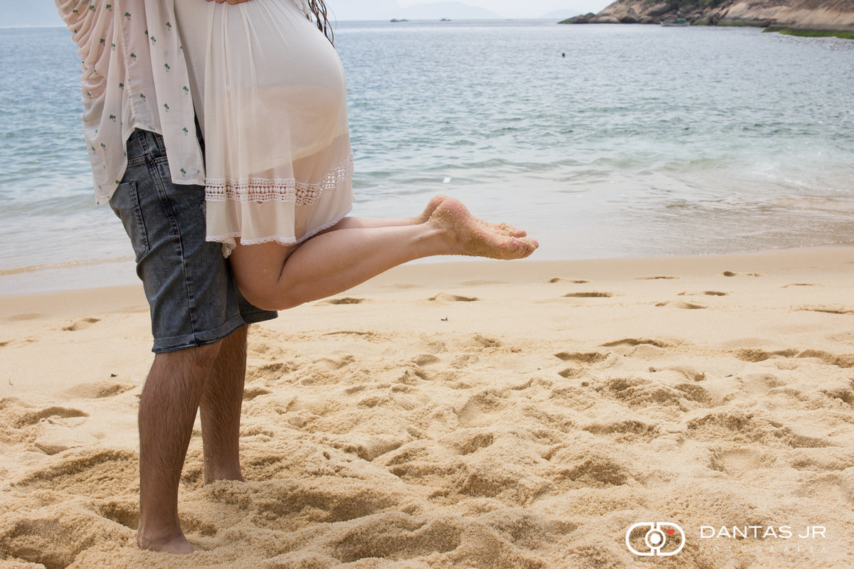 homem carregando mulher no colo em ensaio pre wedding na praia