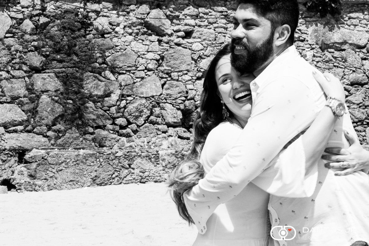 casal se abraçando em praia