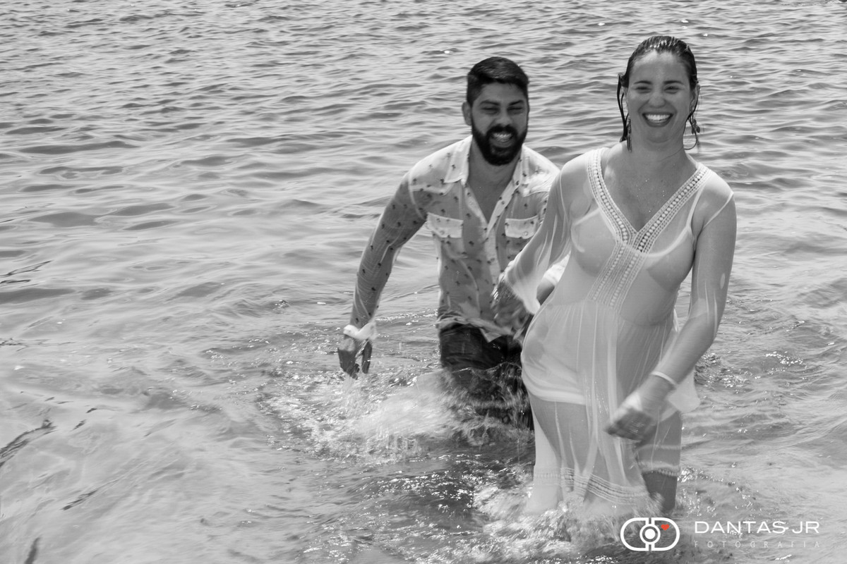 casal correndo molhado na agua em ensaio pre wedding