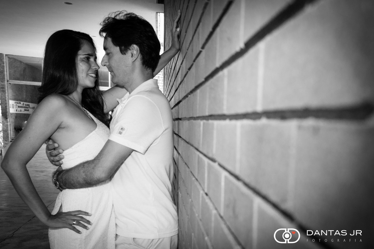 casal namorando no muro