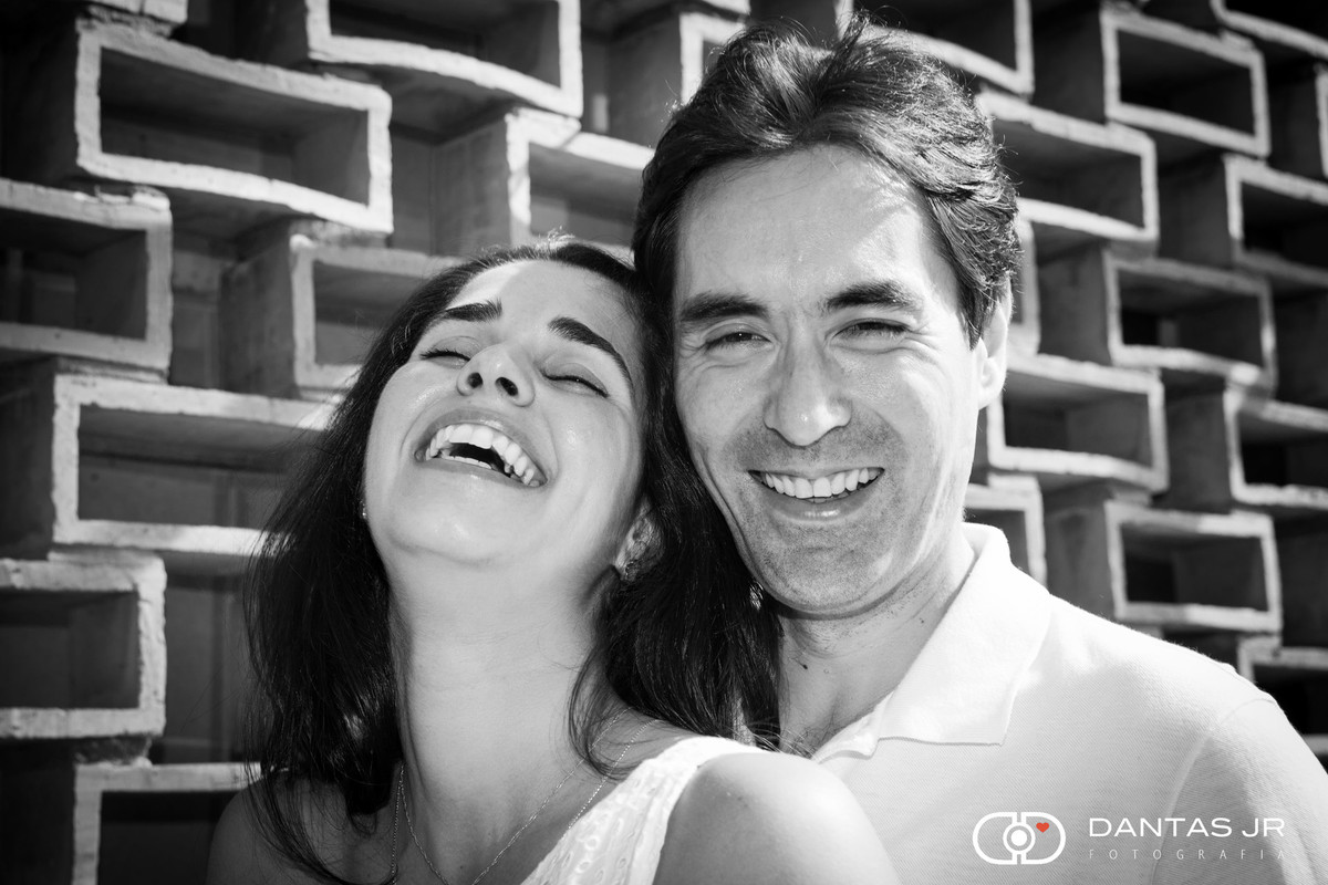 casal rindo muito em ensaio pre wedding