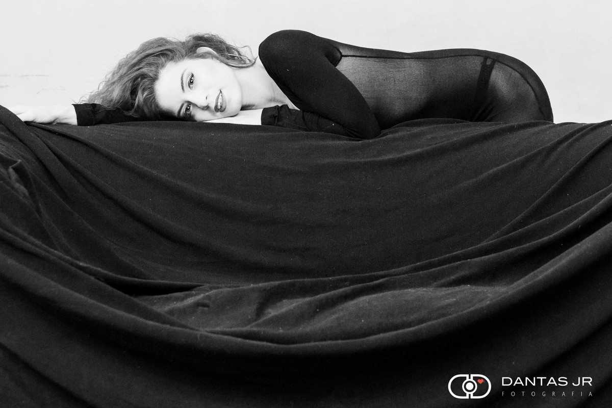 modelo deitada no sofá