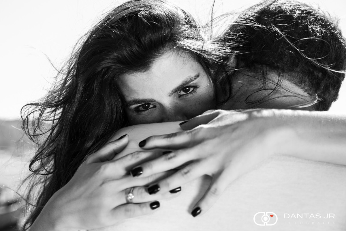 namorada abraçando namorado e olhando pra camera