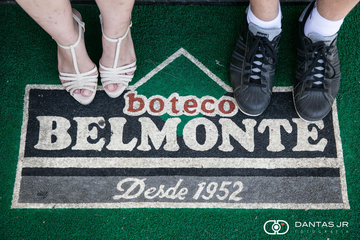 pés do casal no tapete de entrada do boteco belmonte na urca