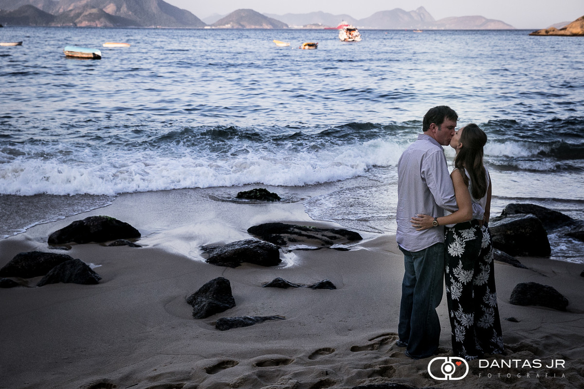 casal se beijando nas pedras