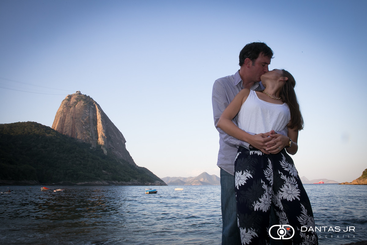 casal se beijando em frente ao pao de acucar