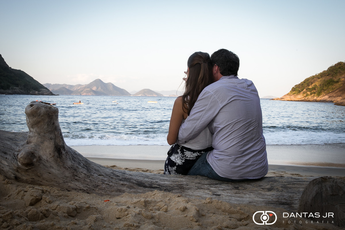casal apaixonado abraçado e admirando o mar