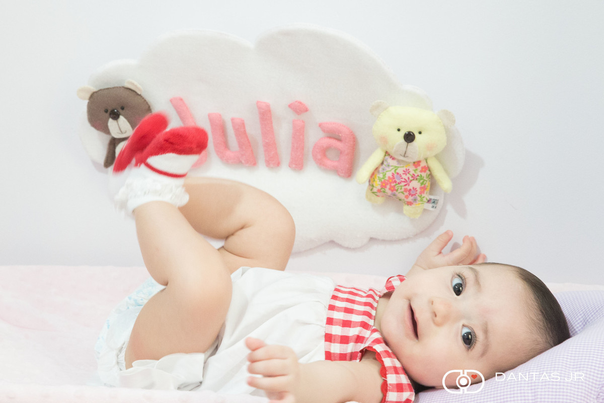 bebê olhando pra camera