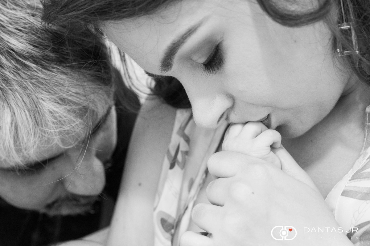 mãe beijando maozinha de bebê