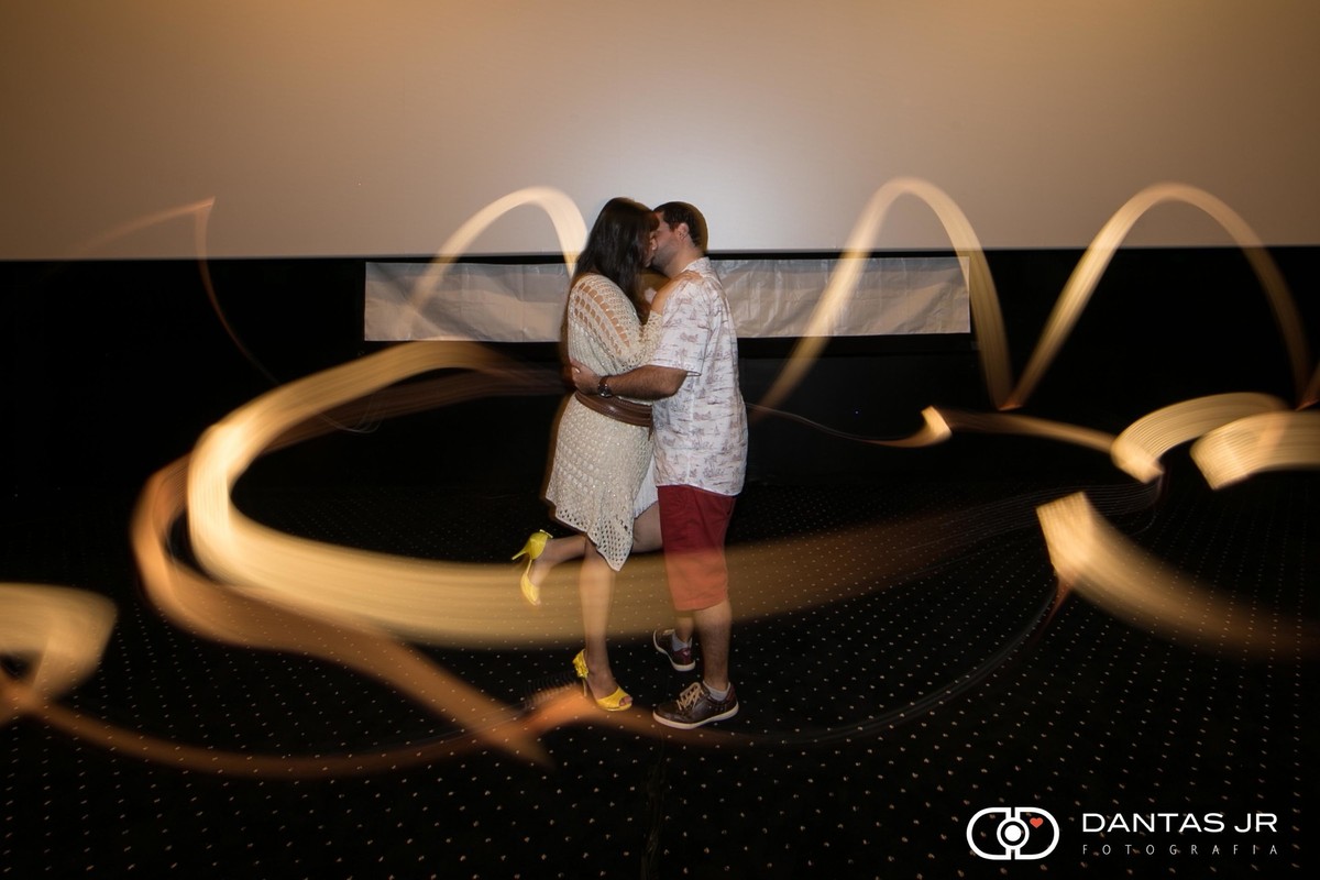 light painting feito dentro do cinema com casal se beijando