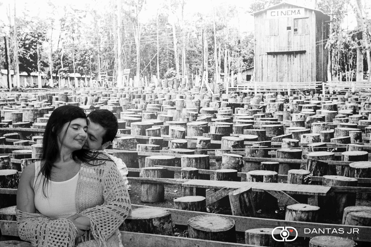 casal namorando em frente a painel de cinema