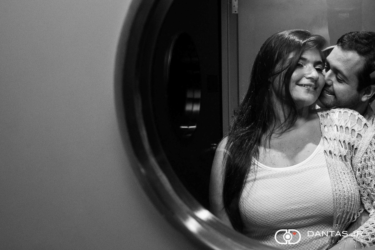 casal namorando atrás da porta do cinema