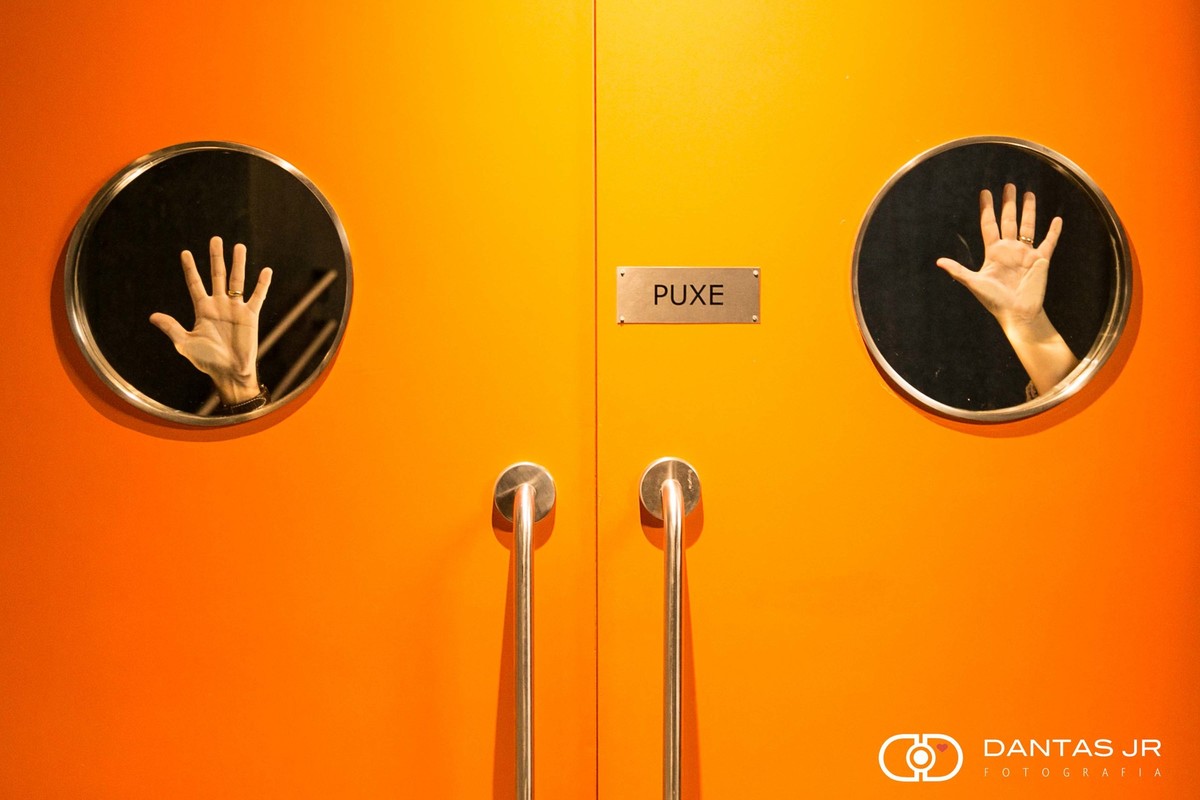 casal fazendo careta em porta de cinema