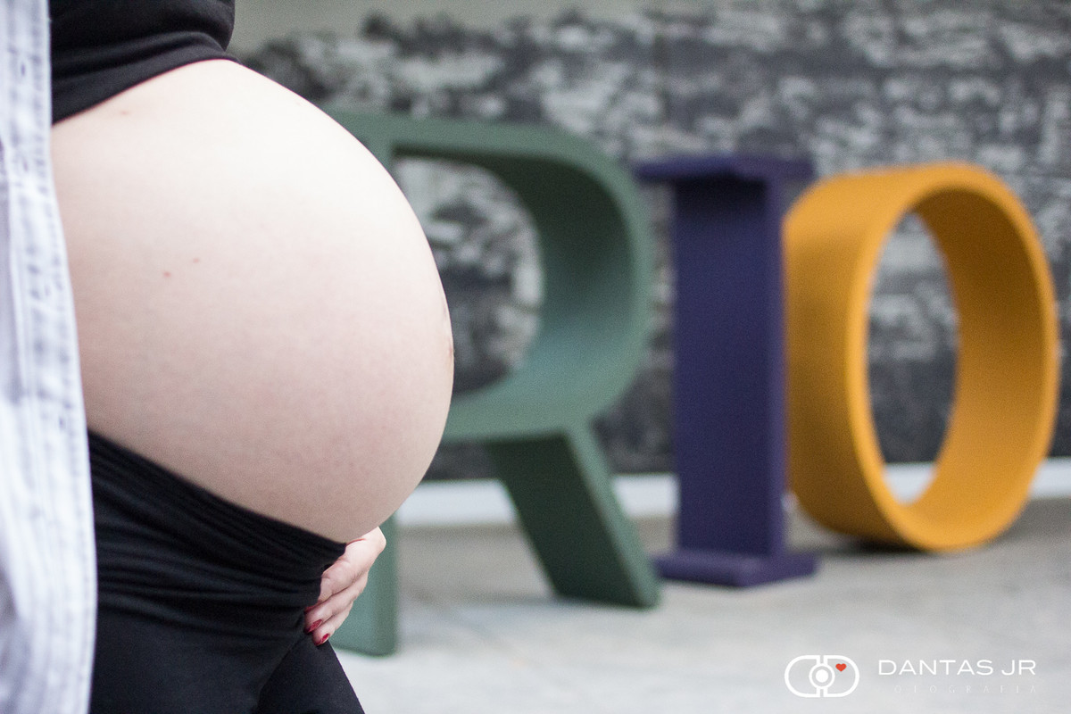 barriga de grávida em frente a painel do Rio